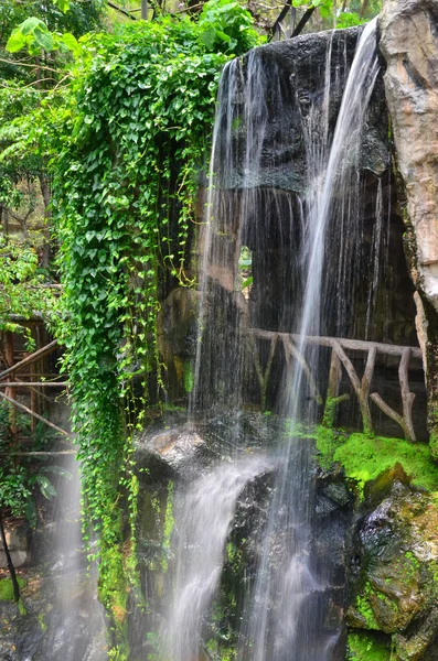 Wodospad w Khao Kheo zoo, w pobliżu Bangkoku i Pattaya, Tajlandia — Zdjęcie stockowe