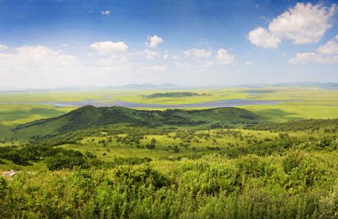 Yeşil tepeler ve göller, panorama, Primorye, Rusya Federasyonu