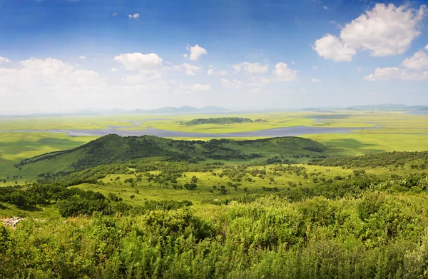 Yeşil tepeler ve göller, panorama, Primorye, Rusya Federasyonu Telifsiz Stok Fotoğraflar