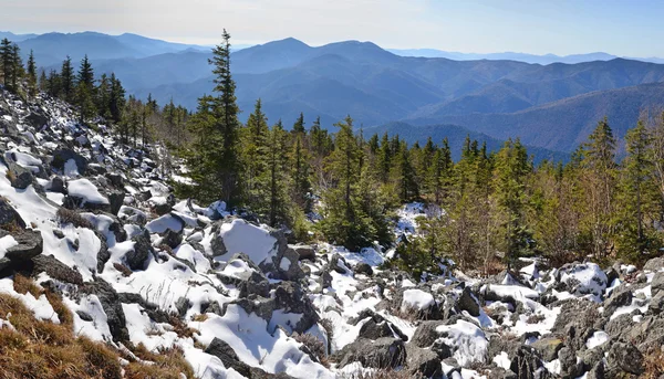 Panorama delle montagne invernali — Foto Stock