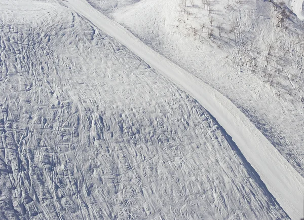 Sníh, lyžařské stopy, zimní hory, Soči, Rusko — Stock fotografie