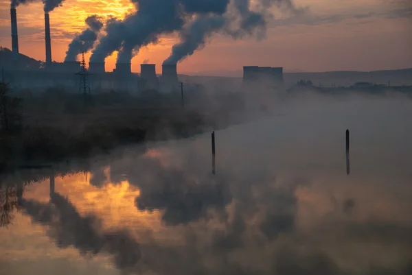 Tubo de fábrica poluindo o ar, problemas ambientais — Fotografia de Stock