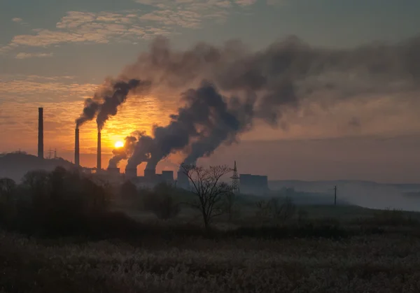 Factory pipe förorenande luft, miljöproblem Stockbild