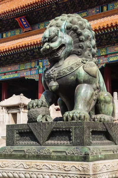 Guarda leão chinês ao lado do Portão da Harmonia Suprema, Cidade Proibida, Pequim, China — Fotografia de Stock