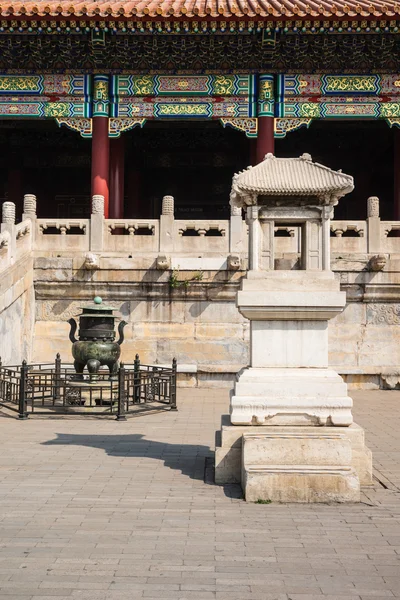 Linterna de mármol y caldero de bronce junto al Hall of Preserving Harmony, Ciudad Prohibida, Beijing, China — Foto de Stock