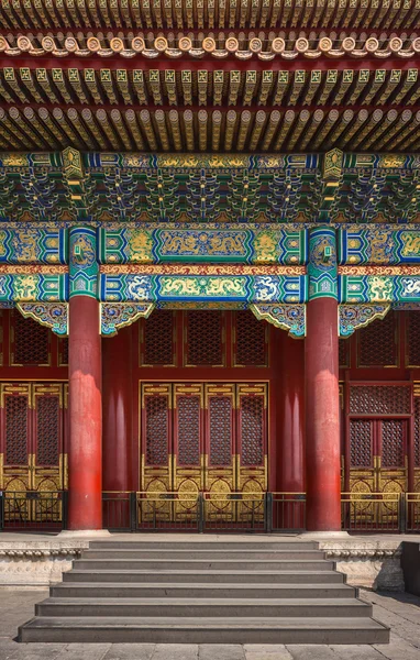 Una de las puertas de un palacio en la Ciudad Prohibida, Beijing, China —  Fotos de Stock