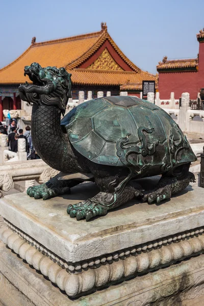 Estátua de tartaruga dragão de bronze na Cidade Proibida, Pequim, China — Fotografia de Stock