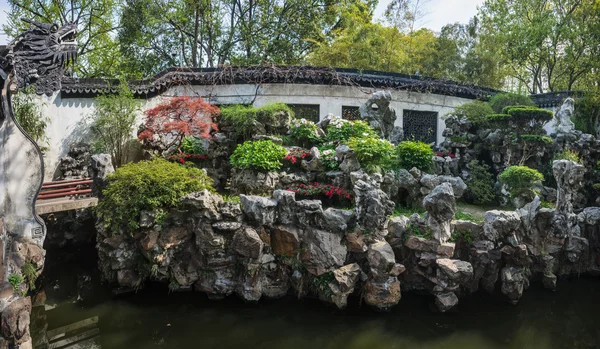 Smok kształt ściany wokół Yuyuan Garden (ogród szczęścia), Starego Miasta Shanghai, Chiny — Zdjęcie stockowe