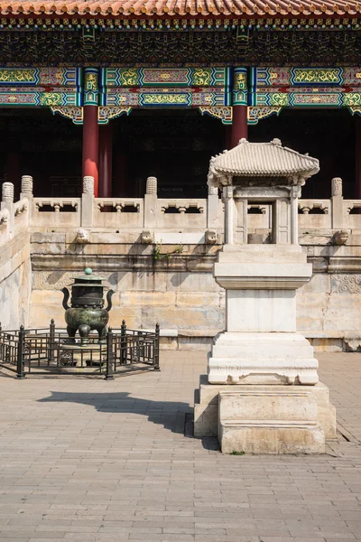 Marmorlaterne und Bronzekessel neben der Halle der Erhaltung der Harmonie, verbotene Stadt, Peking, China lizenzfreie Stockfotos
