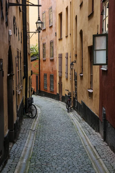 Ruas estreitas do Gamla stan, a Cidade Velha de Estocolmo, Suécia — Fotografia de Stock