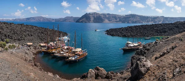 在剩下的火山口 (锡拉) 圣托里尼岛和基克拉泽斯，希腊爱琴海的全景 免版税图库照片