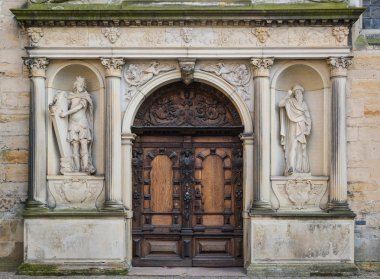 Kapı yapılan Kronborg Kalesi'ne Helsingor (Elsinore) kasaba, Danimarka