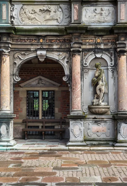 Portal w zamku Frederiksborg (Slot), barokowy kompleks pałacowy w Hillerod, dania — Zdjęcie stockowe