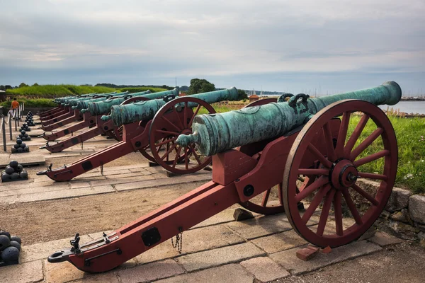 Gamla kanoner i Kronborgs slott Helsingor (Elsinore) staden, Danmark Stockbild