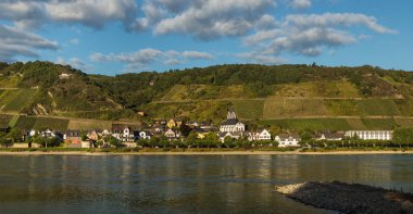 Rhineland-Palatinate, Almanya Rhine kıyısında küçük bir kasaba panoramik manzaralı