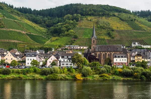 Petite ville sur les rives de la Moselle, Rhénanie-Palatinat, Allemagne — Photo