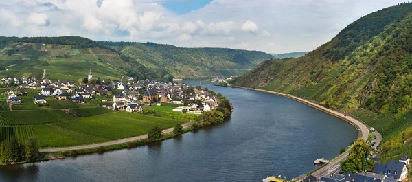 Pohled přes Beilstein město od hradu Metternich, Porýní-Falc, Německo — Stock fotografie