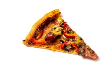 İzole edilmiş beyaz bir arka planda pizza dilimi.