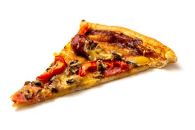 İzole edilmiş beyaz bir arka planda pizza dilimi.