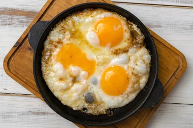 Bir tavada rafadan yumurta pişirdim.