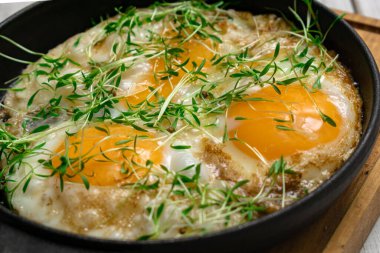 Çırpılmış yumurta, yeşil lahana ve tavada yeşil soğan.