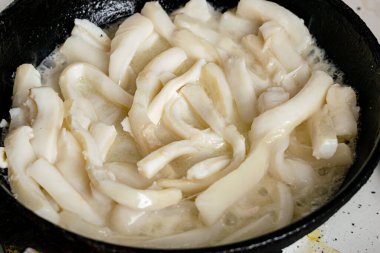 Kremalı soslu tavada kızarmış kalamar..