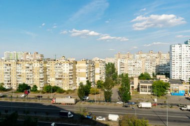 Kiev, Ukrayna - 13 Eylül 2020: Sokak ve apartman manzarası