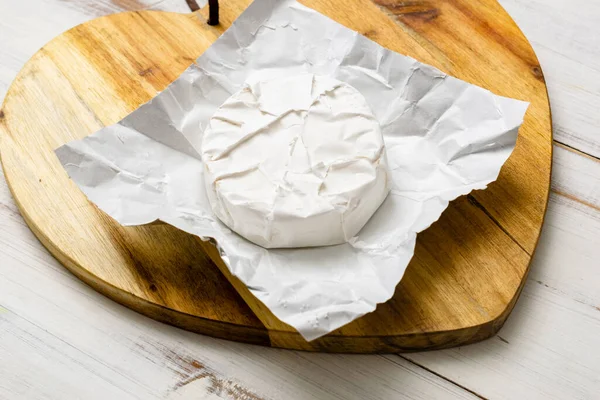 Ahşap Arka Planda Yuvarlak Peynirli Camembert Peyniri — Stok fotoğraf