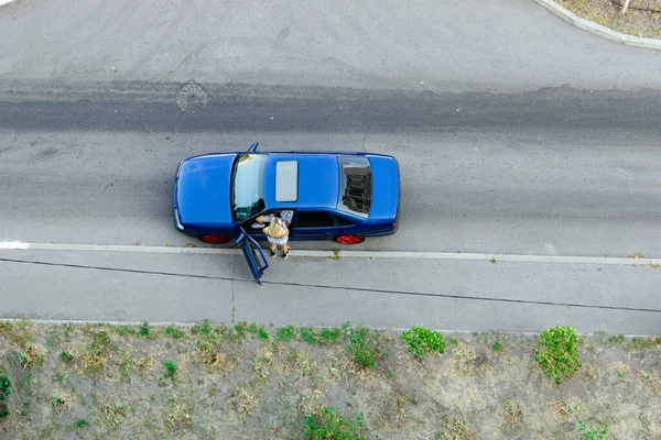 Una Mujer Cerca Del Coche Está Hablando Con Conductor Vista — Foto de Stock