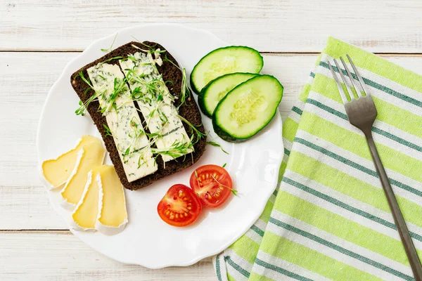 Kanapka Serem Błękitnym Ser Brie Ogórek Pomidory Talerzu Drewnianym Tle — Zdjęcie stockowe