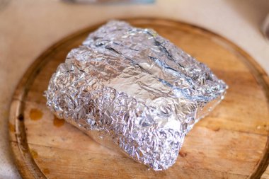 Folyodaki et. Pişirme, kızartma domuz eti.