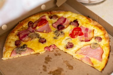 Karton bir kutuda pizza parçaları..