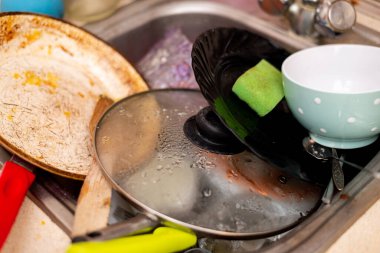 Mutfak lavabosunda kirli bulaşıklar..