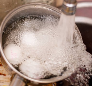 Soğuk suyun altında haşlanmış yumurta soğutmak..