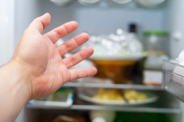 Hand Van Een Man Reikt Naar Koelkast — Stockfoto