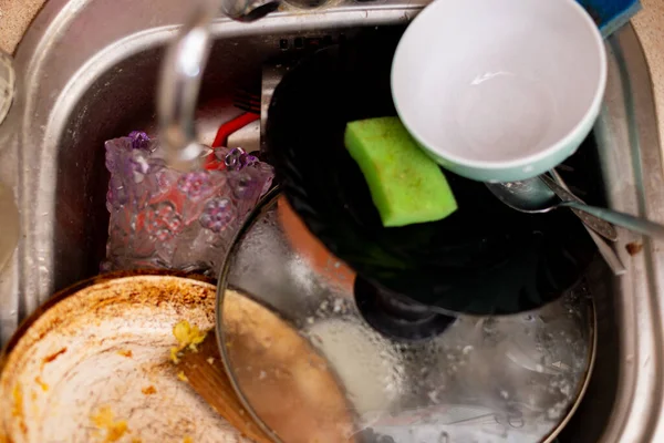 Mutfak lavabosunda kirli bulaşıklar..