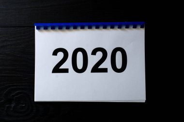 Siyah arkaplan üzerinde 2020 sayı.