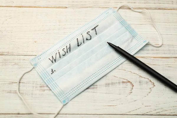 Lista Desejos Uma Máscara Médica Fundo Branco — Fotografia de Stock