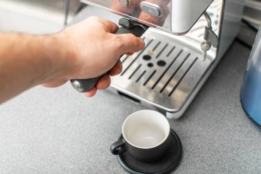 Kahve makinesinde espresso hazırlıyorum..