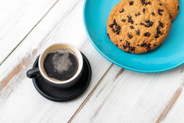Eine Tasse Kaffee Und Kekse Mit Schokolade — Stockfoto
