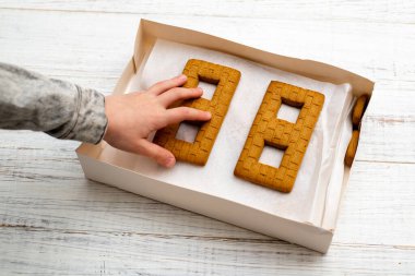 Kutuda zencefilli kurabiye evi yapmak için bir set..