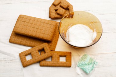 Zencefilli kurabiye evi için parçalar. Yeni yıla hazırlanıyorum, Noel 'e..