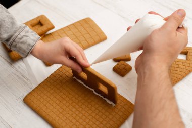 Baba ve oğul zencefilli kurabiye yapıyorlar. Noel için hazırlanılıyor.