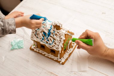 Baba ve oğul zencefilli kurabiye yapıyorlar. Noel için hazırlanılıyor.