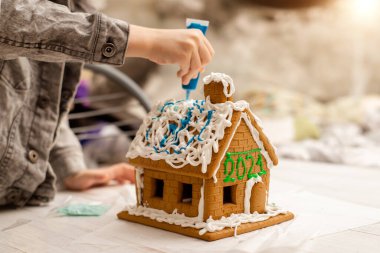 2021 numaralı zencefilli kek evi. Yeni yıla hazırlanıyorum, Noel 'e.