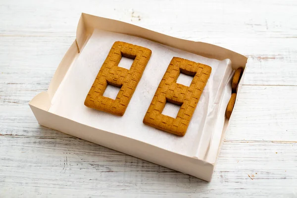 Kutuda zencefilli kurabiye evi yapmak için bir set..