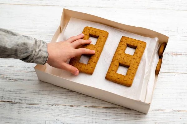 Kutuda zencefilli kurabiye evi yapmak için bir set..