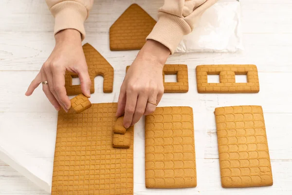 Bir kadın zencefilli kurabiye evi yapacak. Yeni yıla hazırlanıyorum, Noel 'e.