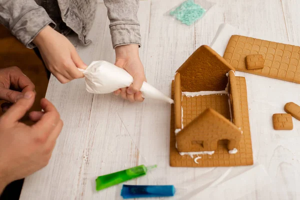 Papa Und Sohn Basteln Ein Lebkuchenhaus Vorbereitung Auf Weihnachten — Stockfoto