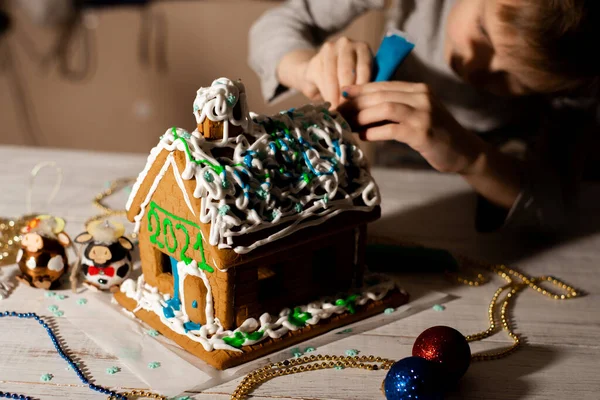 Garçon Décore Une Maison Pain Épice Préparation Pour Noël Nouvel — Photo